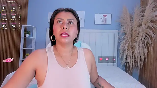 Anthonella Lux online show from April 2026 11:56:01 AM