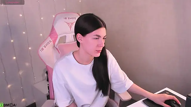 LunaRossaa online show from April 2026 12:00:02 AM