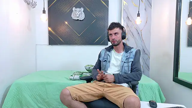 Snapshot of KingOfTemptation chatting on June 2026 04:01:02 AM KingOfTemptation online show from June 2026 04:01:02 AM