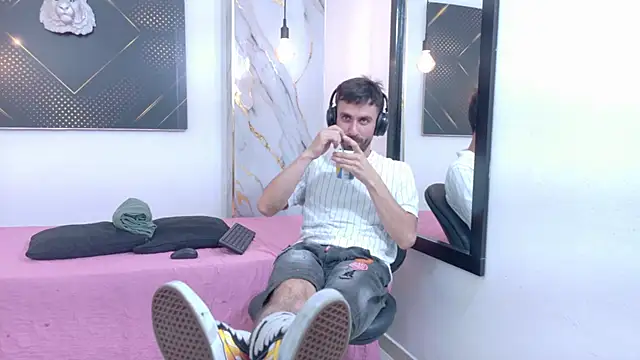 Snapshot of KingOfTemptation chatting on June 2026 05:12:01 AM KingOfTemptation online show from June 2026 05:12:01 AM
