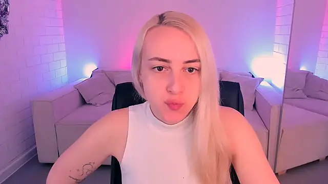 CarolMoor online show from April 2026 09:09:01 AM