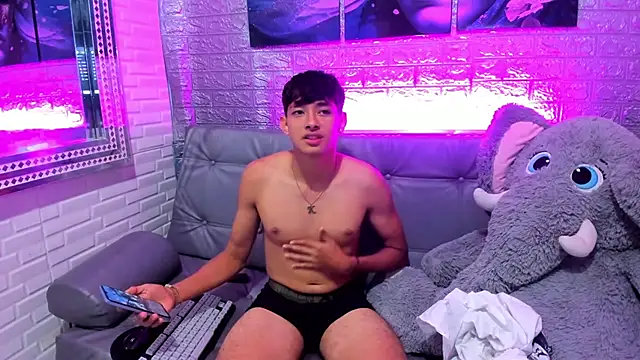 Snapshot of Tigger_Collins chatting on March 2026 11:33:01 PM Tigger Collins online show from March 2026 11:33:01 PM