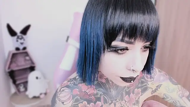 shes creepy online show from April 2026 07:02:02 AM