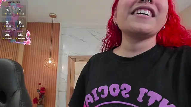 Snapshot of luna_veega chatting on June 2026 04:44:01 PM luna veega online show from June 2026 04:44:01 PM