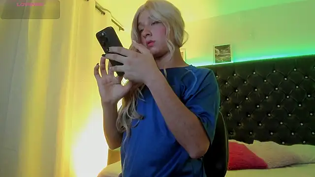 Snapshot of BellaRoge chatting on May 2026 04:29:01 AM BellaRoge online show from May 2026 04:29:01 AM