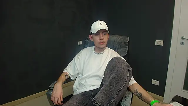 Snapshot of KrewVaughn chatting on March 2026 07:47:02 AM KrewVaughn online show from March 2026 07:47:02 AM