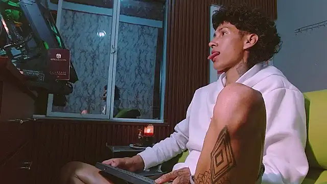 Daniel DLuxxx online show from April 2026 02:09:02 AM