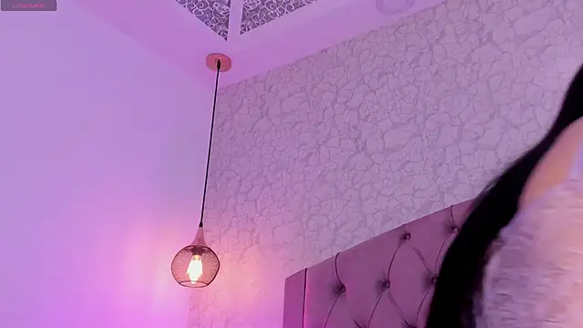 saraa joness  online show from April 2026 06:27:02 PM