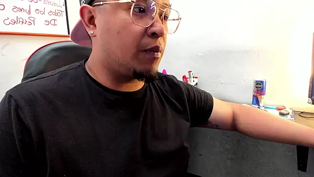 Snapshot of BeefJoe18 chatting on April 2026 07:52:02 PM BeefJoe18 online show from April 2026 07:52:02 PM