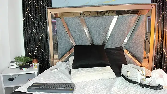 Hanna jonnes  online show from March 2026 09:43:02 PM