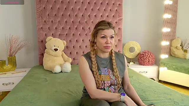 Snapshot of Eloises chatting on June 2026 06:47:02 AM Eloises online show from June 2026 06:47:02 AM