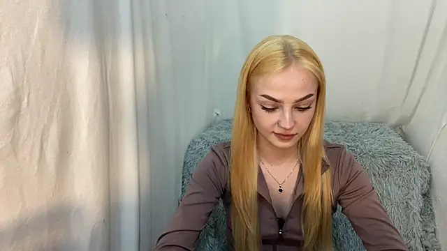 EvaKapnist online show from April 2026 08:25:02 PM