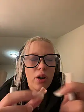 Snapshot of LeniMaria chatting on March 2026 06:12:01 PM LeniMaria online show from March 2026 06:12:01 PM