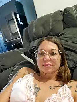 Couple qc online show from May 2026 02:45:01 PM