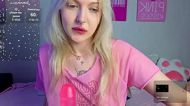 Snapshot of BlondieSummer chatting on July 2026 06:12:01 PM BlondieSummer online show from July 2026 06:12:01 PM