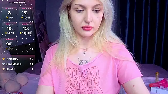 Snapshot of BlondieSummer chatting on July 2026 08:00:01 PM BlondieSummer online show from July 2026 08:00:01 PM