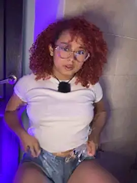 Snapshot of lara_curly chatting on June 2026 11:00:01 PM lara curly online show from June 2026 11:00:01 PM