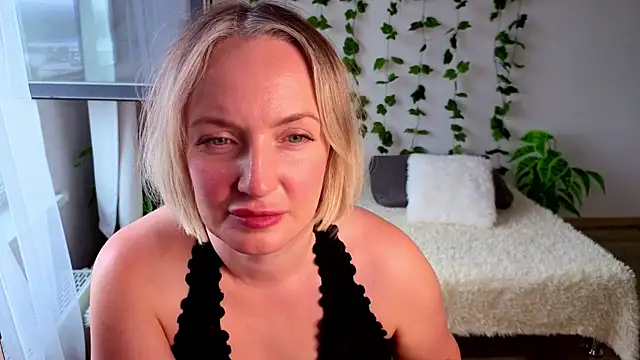 Snapshot of MonikFoxi chatting on July 2026 04:29:01 AM MonikFoxi online show from July 2026 04:29:01 AM