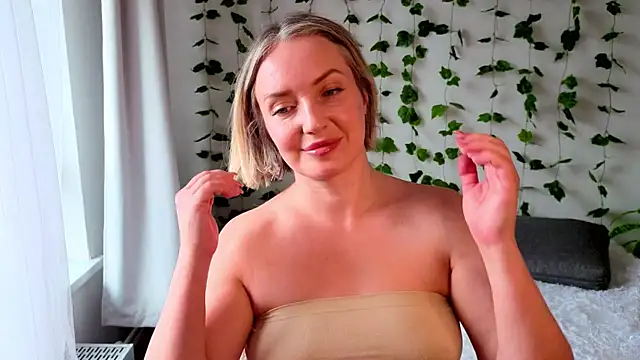 Snapshot of MonikFoxi chatting on July 2026 05:01:01 AM MonikFoxi online show from July 2026 05:01:01 AM