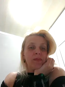 MiaLove183 online show from May 2026 02:45:01 PM