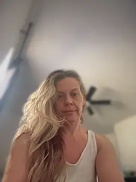 GwenWilde31 online show from June 2026 05:39:01 PM