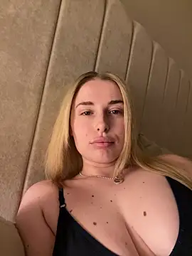 Snapshot of EloiseeUKK chatting on April 2026 06:16:01 AM EloiseeUKK online show from April 2026 06:16:01 AM