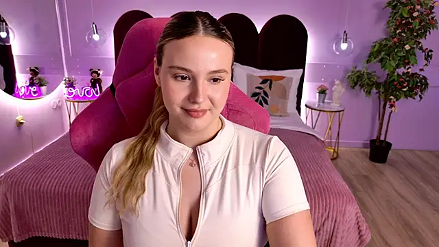 Snapshot of CharlotteAtwoood chatting on June 2026 04:04:02 PM CharlotteAtwoood online show from June 2026 04:04:02 PM
