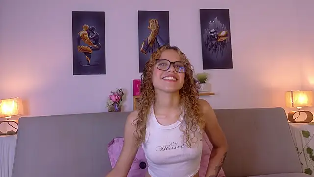Snapshot of lia_valmont_01 chatting on May 2026 06:58:01 PM lia valmont 01 online show from May 2026 06:58:01 PM