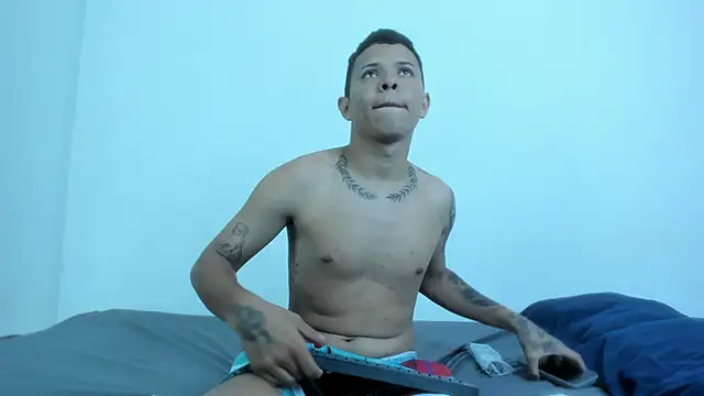 LatinsGuys2026 online show from April 2026 03:31:02 AM