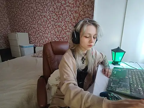 Snapshot of StijenaHunt chatting on April 2026 01:14:02 PM StijenaHunt online show from April 2026 01:14:02 PM