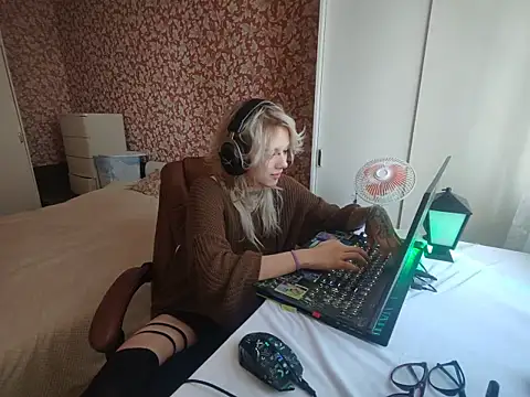 Snapshot of StijenaHunt chatting on April 2026 01:20:01 PM StijenaHunt online show from April 2026 01:20:01 PM