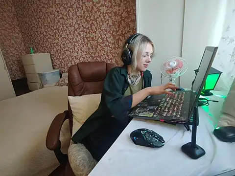 Snapshot of StijenaHunt chatting on April 2026 01:28:01 PM StijenaHunt online show from April 2026 01:28:01 PM