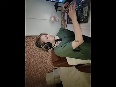 Snapshot of StijenaHunt chatting on May 2026 02:32:02 PM StijenaHunt online show from May 2026 02:32:02 PM