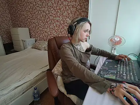 Snapshot of StijenaHunt chatting on May 2026 01:05:01 PM StijenaHunt online show from May 2026 01:05:01 PM