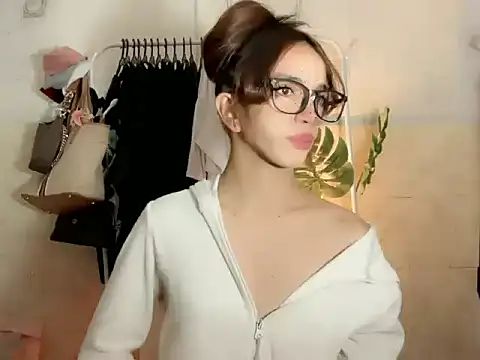 Leijona Milker online show from June 2026 02:10:02 PM