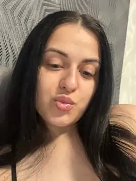 Snapshot of Velliaa chatting on August 2026 10:28:01 AM Velliaa online show from August 2026 10:28:01 AM