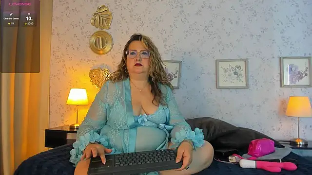 Martinacurvy  online show from June 2026 10:43:02 AM
