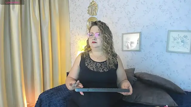 Martinacurvy  online show from June 2026 10:08:02 AM