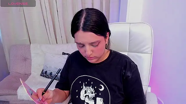 Snapshot of Arihanna_London chatting on April 2026 08:06:01 PM Arihanna London online show from April 2026 08:06:01 PM