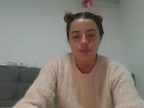 Snapshot of cattleya_Louise chatting on April 2026 03:54:02 AM cattleya Louise online show from April 2026 03:54:02 AM