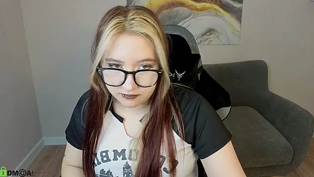 Snapshot of Luna_Host chatting on May 2026 01:22:02 AM Luna Host online show from May 2026 01:22:02 AM