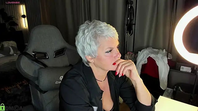 Linda Zef1r online show from May 2026 09:28:02 AM