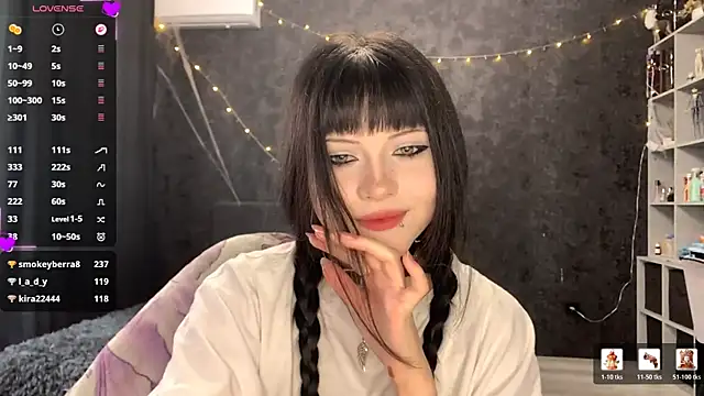 Snapshot of EmilyEmbears chatting on May 2026 06:32:01 AM EmilyEmbears online show from May 2026 06:32:01 AM