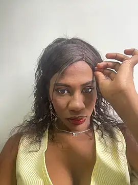 Snapshot of LucianaM_13 chatting on April 2026 03:22:02 PM LucianaM 13 online show from April 2026 03:22:02 PM