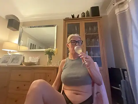 Laylaskyexx online show from June 2026 08:33:02 PM