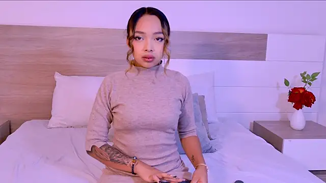 Snapshot of LaraBelmon chatting on April 2026 08:57:01 PM LaraBelmon online show from April 2026 08:57:01 PM