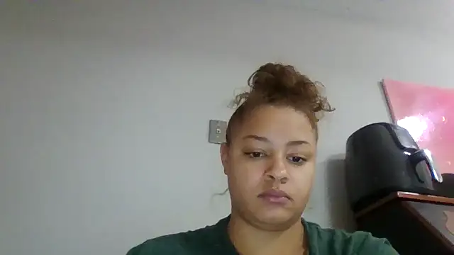 Snapshot of madzbailey chatting on April 2026 03:28:02 PM madzbailey online show from April 2026 03:28:02 PM