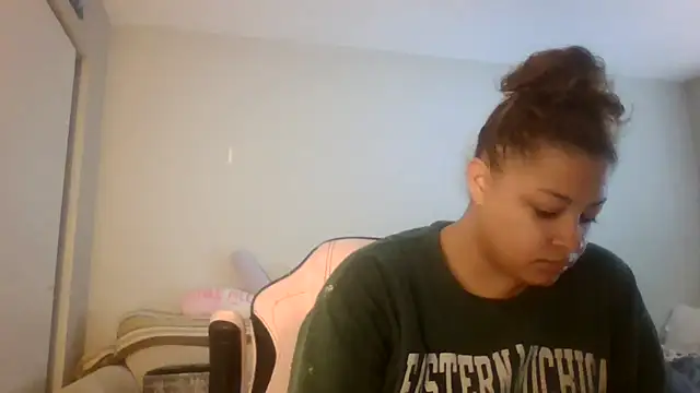 Snapshot of madzbailey chatting on June 2026 02:15:02 PM madzbailey online show from June 2026 02:15:02 PM