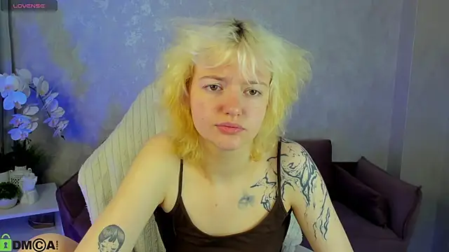 LunaaBee online show from June 2026 01:06:01 AM