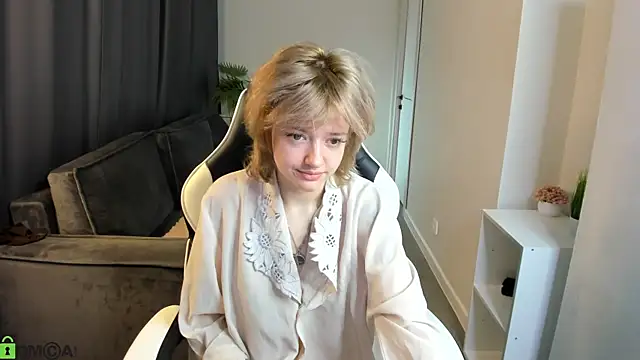 LunaaBee online show from June 2026 01:09:01 AM